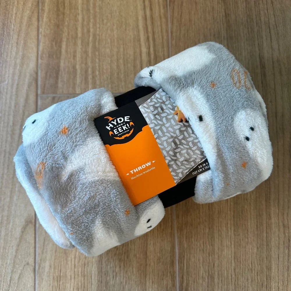Halloween Ghost Printed Plush Throw Blanket Gray/Ivory - Hyde & EEK!